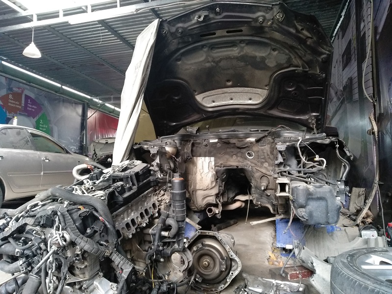 Garage đại tu động cơ ô tô chuyên nghiệp tại TPHCM