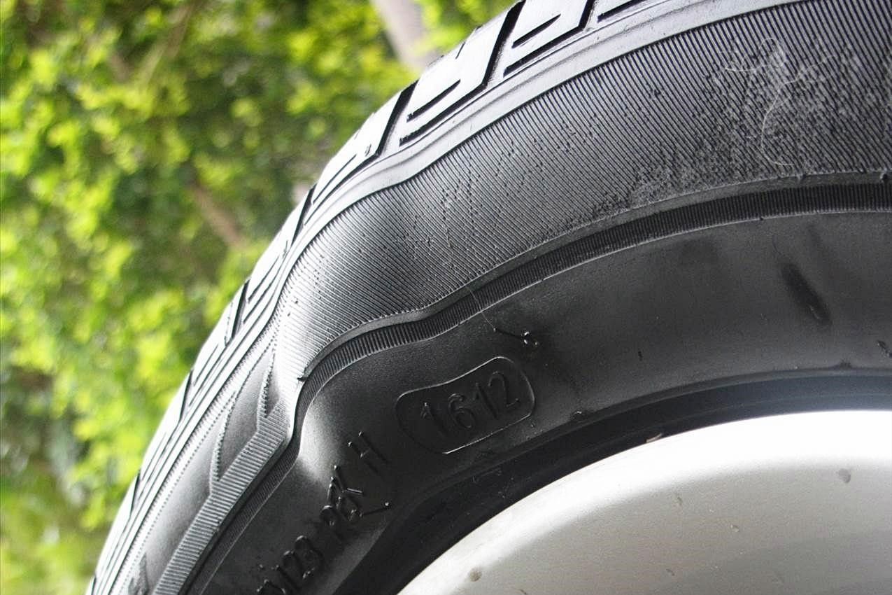 Kiểm tra các lốp xe o tô ngày mưa an toàn