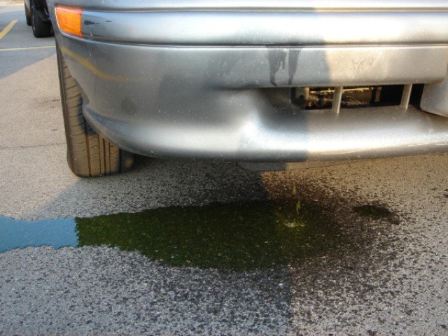 Rò rỉ nước dưới gầm xe ô tô: những nguyên nhân thường gặp