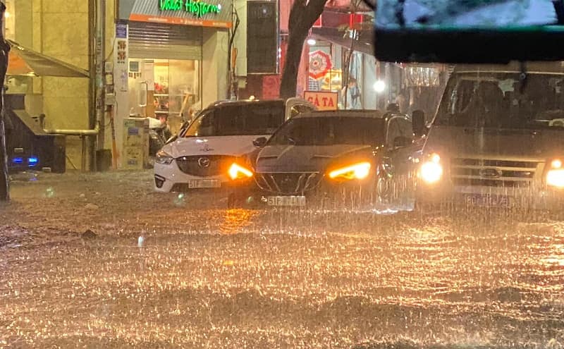 Xe ô tô bị ngập nước: Những lưu ý tối quan trọng cần làm đúng