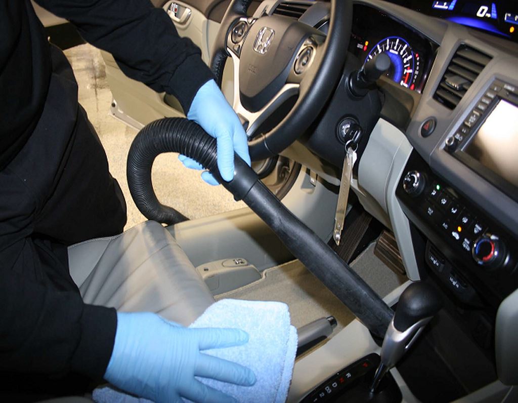 Dọn vệ sinh các bề mặt trong cabin xe hơi